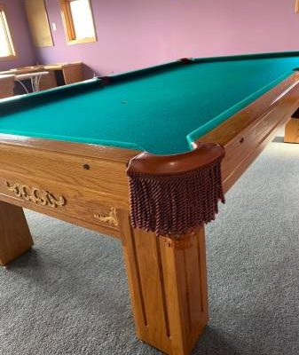 Gandy Pool Table w Cues/Balls